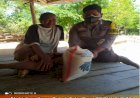 Bhabinkamtibmas-Polsek-Sabu-Barat-menyalurkan-Bansos-Polres-Ke-Warga-Yang-membutuhkan