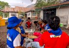 Personel-BKO-Polda-NTT-Berikan-Bantuan-Air-Bersih-dan-Makanan-Siap-Saji-untuk-Pengungsi-Erupsi-Gunung-Lewotobi