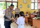 Kapolda-NTT-Tekankan-Kepedulian-Pendidikan,-Kapolres-Sabu-Raijua-Salurkan-Bantuan-bagi-Siswa-SD-Advent-Nada-Menia
