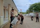 Menyambut-HUT-Bhayangkara-Ke-80,-Sat-Samapta-Polres-Sabu-Raijua-Laksanakan-Bakti-Sosial-Dengan-Membersihkan-Pasar-Nataga-Kab.-Sabu-Raijua