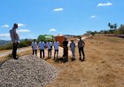 Bhabinkamtibmas-Polres-Sabu-Raijua-Monitoring-Sertifikasi-Material-Pembangunan-Jalan-Rabat-Beton-di-Desa-Hallapadji