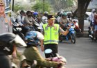 Tak-Hanya-Memberi-Arahan,-Kapolda-dan-Wakapolda-NTT-Turun-Langsung-Atur-Lalu-Lintas-di-Jam-Sibuk-Pagi