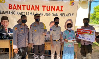 Polres-Sabu-Raijua-menyalurkan-Bantuan-Tunai-untuk-Pedagang-Kaki-Lima,-Warung-dan-Nelayan
