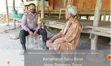Bhabinkamtibmas-Polsek-Sabu-Barat-memberikan-himbauan-Sosialisasi-Percepatan-vaksinasi-kepada-warga-di-Desa-Raemude