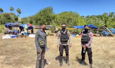 Personil-Polres-Sabu-Raijua-memberi-keamanan-pada-Kegiatan-Adat-Hole-di-Sabu-Raijua