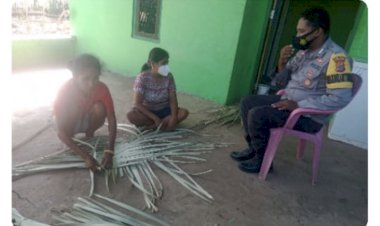 Bhabinkamtibmas-Memberi-edukasi-pentingnya-vaksinasi-kepada-masyarakat-Sabu-Raijua