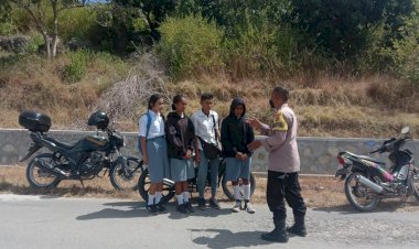 Bhabinkamtibmas-menghimbau-pemuda-pemudi-Sabu-Raijua-untuk-menaati-Prokes-Covid-19