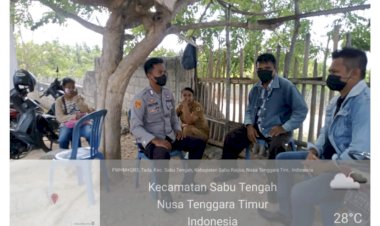Bhabinkamtibmas-Melakukan-pendekatan-dengan-masyarakat-Sabu-Raijua-untuk-menghimbau-vaksinasi-covid-19