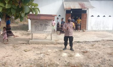Bhabinkamtibmas-Melakukan-Pengamanan-Pada-Ibadah-Gereja-di-Sabu-Raijua