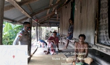 Bhabinkamtibmas-Melakukan-pendekatan-dengan-masyarakat-Sabu-Raijua-untuk-menghimbau-vaksinasi-covid-19