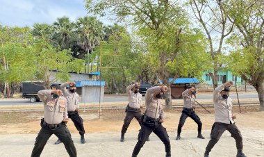 Anggota-Sat-Samapta-Polres-Sabu-Raijua-melakukan-latihan-bela-diri-Polri