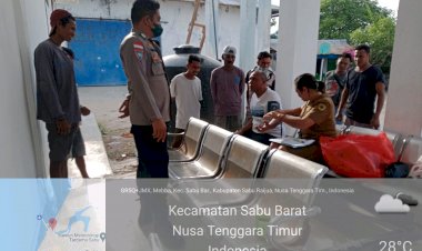 Bhabinkamtibmas-bersama-Petugas-Puskesmas-Sabu-Raijua-membagikan-vitamin-dan-obat-untuk-masyarakat-guna-menjaga-kesehatan-tubuh-masyarakat