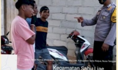 Bhabinkamtibmas-menghimbau-pemuda-pemudi-Sabu-Raijua-untuk-menaati-Prokes-Covid-19