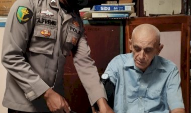 Menyongsong-Hari-Bhayangkara-Ke-76,-Biddokes-Polres-Sabu-Raijua-melakukan-Giat-Bakti-Kesehatan-pada-Pater-Frans-di-Sabu-Raijua