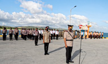 Sambut-Hari-Bhayangkara-ke-76,-Kapolres-Sabu-Raijua-Pimpin-Upacara-Tabur-Bunga-Di-Pelabuhan