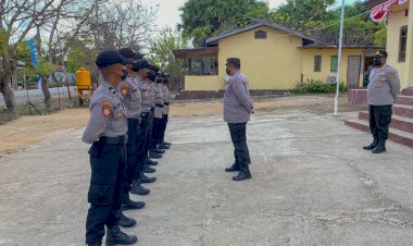 Wakapolres-Sabu-Raijua-Beri-Pengarahan-Kepada-Bintara-Remaja-yang-melaksanakan-Cuti