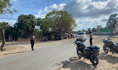 Menjaga-Kamtibcar-lalu-lintas,-Sat-Samapta-Polres-Sabu-Raijua-rutin-melakukan-Pengaturan-Lalu-lintas-di-pagi-hari