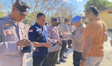 Kasi-Propam-Polres-Sabu-Raijua-Cek-Kelengkapan-Surat-Anggota