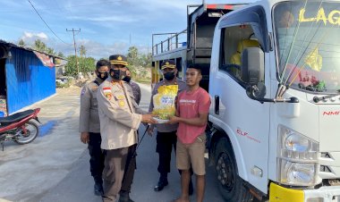Kapolres-Sabu-Raijua-bagi-bagi-sembako-Pasca-Kenaikan-BBM