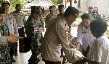 Polres-Sabu-Raijua-bersama-TNI-Sabu-Raijua-Beri-bantuan-kepada-korban-kebakaran-rumah