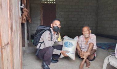 Bhabinkamtibmas-Polsek-Sabu-Barat-kunjungi-rumah-warga-berikan-bansos-dari-Polres