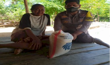 Bhabinkamtibmas-Polsek-Sabu-Barat-menyalurkan-Bansos-Polres-Ke-Warga-Yang-membutuhkan