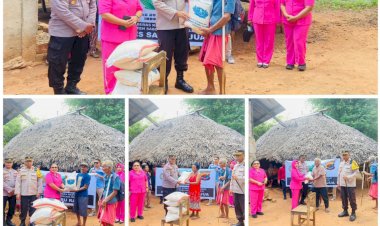 Kapolres-Sabu-Raijua-bersama-Ketua-Bhayangkari-Cabang-Sabu-Raijua-beserta-Pengurus-bhayangkari-dan-Kapolsek-Sabu-Timur-bersama-Bhabinkamtibmas-laksanakan-Bansos-ke-warga-kurang-mampu-di-Desa-Eimau