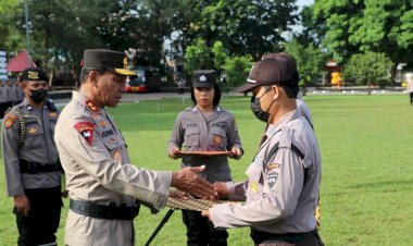 Kapolda-NTT-Irjen-Pol-Drs.-Johni-Asadoma,-M.Hum-berikan-penghargaan-kepada-dua-anggota-Satpam.-Pemberian-penghargaan-ini-karena-kedua-Satpam-tersebut-dinilai-berprestasi-dalam-menjalankan-tugas-tugasnya-membantu-Polri-menjaga-Kamtibmas.