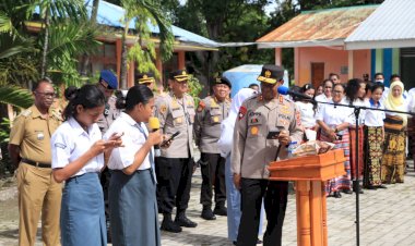 Safari-Kamtibmas-di-SMA-Negeri-1-Kupang-Timur,-Kapolda-NTT-beri-tantangan-untuk-para-siswa-yang-bisa-merangkum-dan-menceritraakan-kembali-dalam-bahasa-Inggris.