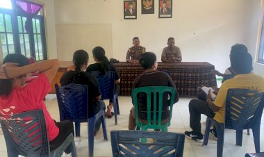 Kapolsek-Sabu-Barat-bersama-Bhabinkamtibmas-dengarkan-keluh-kesah-masyarakat-Kec.-Sabu-Barat