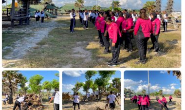 HUT-YKB-ke-43,-Kapolres-Sarai-Bersama-Ketua-Bhayangkari-Cabang-Sarai-Menggelar-Kerja-Bakti-Bersihkan-Pantai-Napae