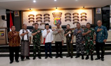 Kapolda-NTT-Irjen-Pol-Drs-Johni-Asadoma,-M.-Hum-menyambut-kunjungan-Tim-Kompolnas-di-Mapolda-NTT,-Kamis-(9/6/23).