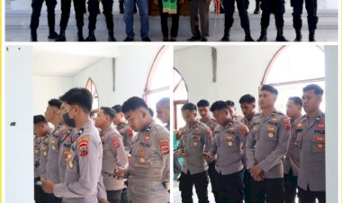 Persembahan-Pujian-Oleh-Kapolres-Sarai-bersama-vokal-grup-bhayangkara-Polres-Sarai