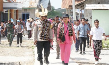 Kapolda-dan-Ketua-Bhayangkari-Daerah-NTT-Beri-Sumbangan-100-Paket-Bansos-dan-2-Sumur-Bor-di-Pulau-Ndao