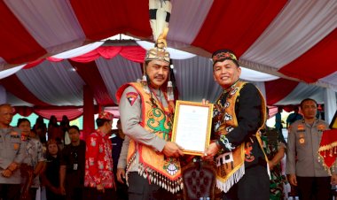 Disaksikan-Ribuan-Masyarakat,-Wakapolri-Dianugerahi-Warga-Kehormatan-Dayak-Kalteng-Dan-Bagikan-5.000-Paket-Bansos