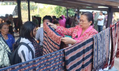 Dukung-UMKM-di-Kabupaten-Sarai,-Kapolda-dan-Ketua-Bhayangkari-Daerah-NTT-meninjau-langsung-Pembuatan-Tenun-Kain-Adat