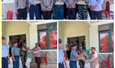 Beri-Kejutan-Di-HUT-TNI-KE---78-,-Kapolres-Sarai-Beserta-PJU-Bawa-Kue-Ulang-Tahun-Ke-Markas-Koramil-1604-08