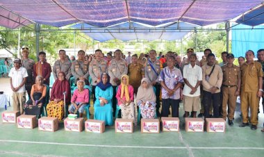 Kapolda-NTT-Berikan-Bantuan-Sosial-kepada-100-KK-di-Kecamatan-Kota-Waingapu