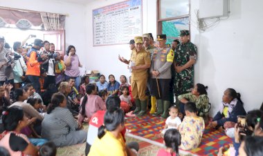 Kapolda-Sumut-Salurkan-Bantuan-dan-Pastikan-Pencarian-Korban-Longsor-di-Humbahas