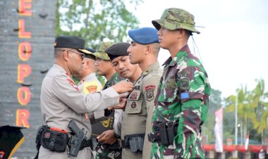 Kapolri-Beri-Penghargaan-Pin-Emas-Kepada-Prajurit-TNI-dan-Anggota-Polri-yang-tergabung-dalam-Satgas-Operasi-Damai-Cartenz-2023*