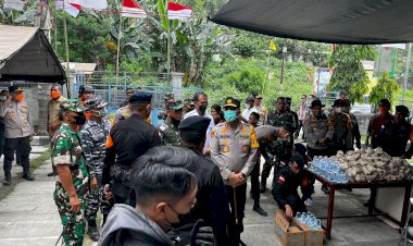 Brimob-Polda-NTT-Sediakan-Dapur-Lapangan-untuk-Korban-Erupsi-Gunung-Lewotob
