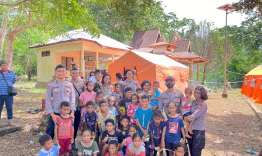 Misi-Kemanusiaan,-Tim-Trauma-Healing-Polwan-Ditsamapta-Polda-NTT-Mendekatkan-Harapan-di-Tengah-Erupsi.