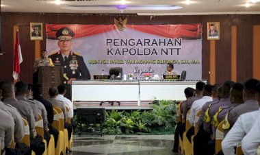 Kapolda-NTT-Berikan-Arahan-Inspiratif-dan-Serahkan-Tali-Asih-kepada-Anggotanya-di-Sikka.-