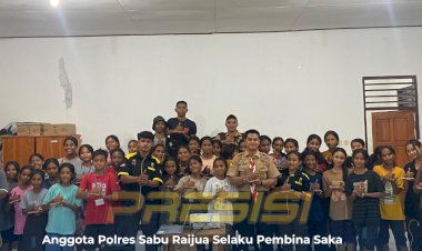 AnggotaPolres-Sabu-Raijua-selaku-Pembina-Saka-Bhayangkara-memberikan-materi-Pramuka-Kepada-Anggota-Pramuka-SMPN-1-Sabu-Tengah