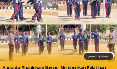 Anggota-Bhabinkamtibmas-Memberikan-Pelatihan-Kepada-Anggota-Paskibraka