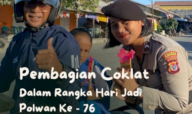 Sambut-HUT-Polwan-Ke-–-76,-Polwan-Polres-Sabu-Raijua-Bagikan-Coklat-Kepada-Pengendara.
