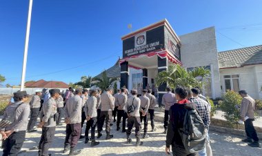 Memasuki-tahapan-Verifikasi-Pasangan-Calon-Bupati-dan-Wakil-Bupati-pilkada-2024,-Personel-Polres-Sabu-Raijua-dikerahkan-mengamankan-di-kantor-Komisi-Pemilihan-Umum-Sabu-Raijua.