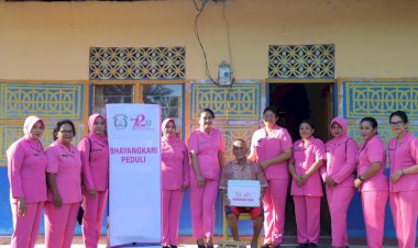 DALAM-RANGKA-HKGB-KE-72-BHAYANGKARI-CABANG-SABU-RAIJUA-LAKSANAKAN-PEMBERIAN-BANTUAN-SOSIAL-KEPADA-PURNAWIRAWAN-POLRI,-ISTRI-PURNAWIRAWAN-POLRI,-DAN-WARAKAURI