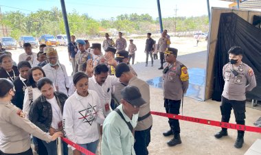 Personel-Polres-Sabu-Raijua-Laksanakan-Pengamanan-Debat-Pertama-Paslon-Bupati-Dan-Wakil-Bupati-Kab.-Sahu-Raijua