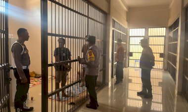 Kapolres-Sabu-Raijua-Mengecek-Keadaan-Tahanan-dan-Ruang-Tahanan-Polres-Sabu-Raijua